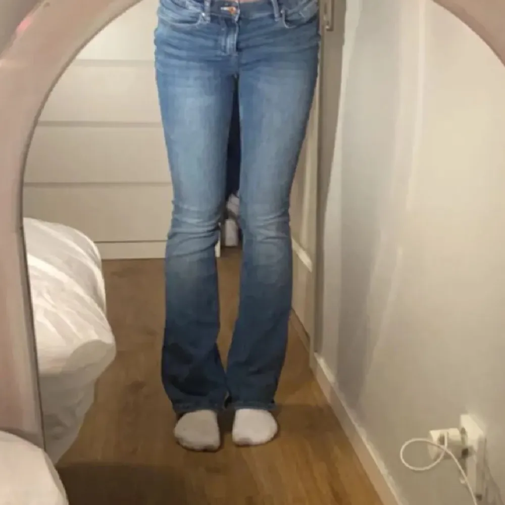 Säljer ett par mörkblåa bootcut jeans från Vero Moda!💙 I strl M och längd 32, men skulle säga att det är mer strl S, säljer för 300kr, helt nya! Nypris: 499kr. Farkut & Housut.