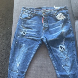 Blå jeans från Dsquared2 - Säljer ett par feta dsquared jeans som nästan aldrig blivit använda/ inte min stil fick dem i present 