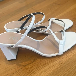 Vita klackskor från Zara - Säljer dessa klackskor från Zara pga att de är för små💋de har några fläckar, men de går bort i tvätten😘PRISET KAN DISKUTERAS💋💋💋💋
