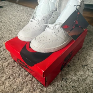 Air Jordan 1 vita - Air Jordan 1 vita | Storlek: 43 | Skick: 10/10|