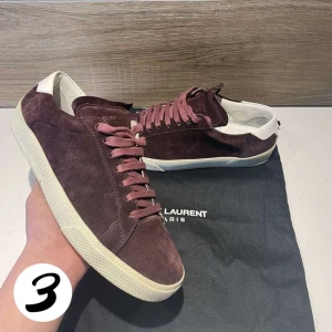 Saint Laurent - Hej, säljer ett par skit snygga saint Laurent. Storlek 39 men sitter mer som 40. Jätte bra skick. Nypris: 7000kr❌ Vårt pris: 2499✅Hör av er vid frågor eller intresse. /3wardrobe📌