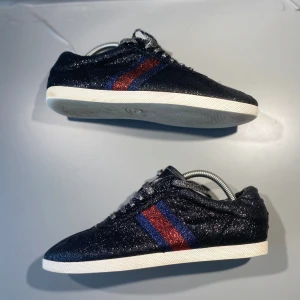 Gucci skor - Hej! Säljer nu mina skor från märket Gucci, storlek 42, bra skick, givetvis äkta! Tveka inte på att höra av dig om du har frågor eller funderingar kring skorna! 