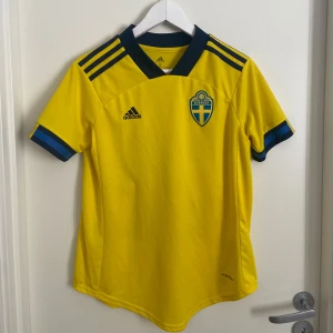 Sverige Fotbollströja  - Svensk landslagströja från Adidas med blå detaljer (med tryck)