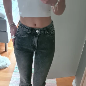 Mörkgråa bootcut jeans med tvättad look - Snygga mörkgråa bootcut jeans med tvättad effekt och klassiska fem fickor. Midwaist och bootcut. Perfekta för en trendig vardagsstil. Säljer för dom kmr it till användning💕