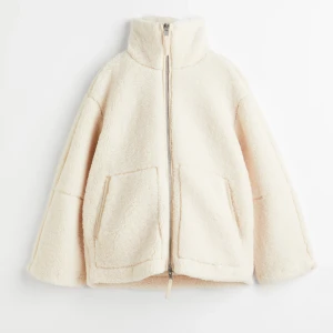 Beige teddyjacka med dragkedja - Mysig beige teddyjacka med hög krage från hm Jackan har två stora fickor och är tillverkad i mjuk fleece som ger en fluffig känsla. Perfekt för våren och hösten och enkel att matcha med olika outfits. Skriv för fler bilder💕