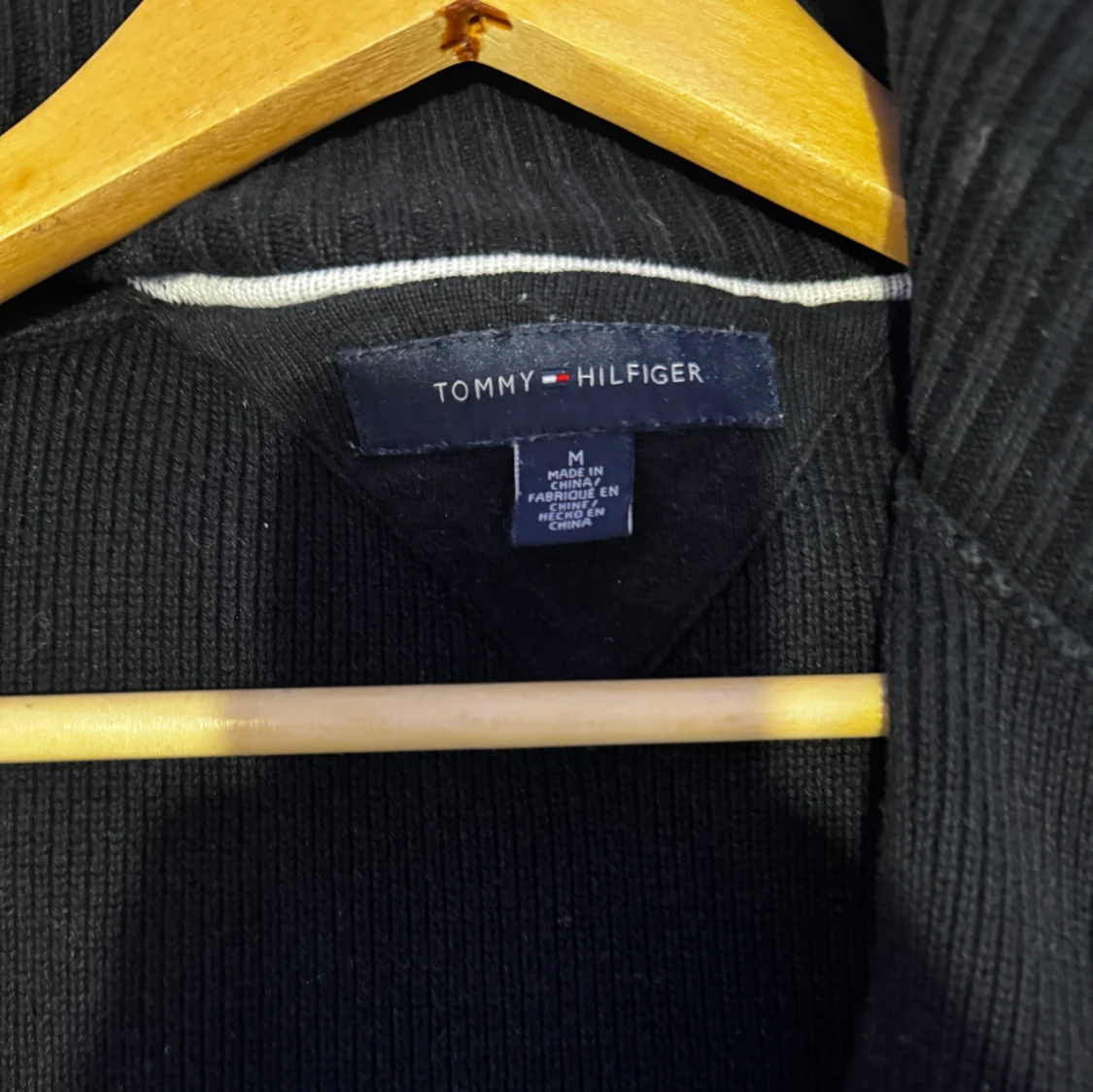 Svart ribbad tröja från Tommy Hilfiger - 2