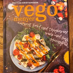 Vegomenyer - Upptäck 'Vego Menyer' av Mattias Kristiansson, en inspirerande kokbok fylld med kreativa vegetariska recept. Perfekt för dig som vill bjuda på smakrika och färgglada rätter. Boken erbjuder moderna tolkningar av klassiska rätter, idealisk för alla tillfällen.