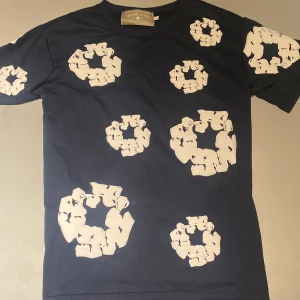 Mörkblå t-shirt med vitt mönster från Denim & Supply - Snygg mörkblå t-shirt från Denim & Supply med unikt vitt mönster över hela plagget. Perfekt för en avslappnad stil. Gjord i mjukt material för extra komfort.