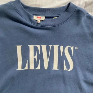 Levis tröja  - Simpel långärmad tröja från Levis🩵 Använd några gånger 