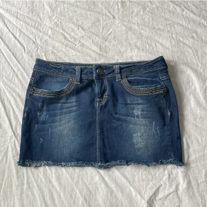 Jeanskjol - Bra skick! Mått: midjemått rakt över 43-47(stretch) längd 34cm💗