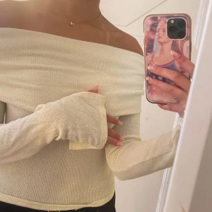 Of shoulder top - Superfin topp från Ginatricot! Lite utsvängda i armarna och scrunch detaljer vid axlarna, inga defekter ser helt ny ut☺️