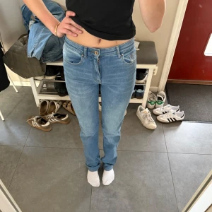 Blå jeans från ONLY - Säljer ett par  blå jeans från ONLY med normal passform och raka ben. Stolek midja 26 och längd 34. 