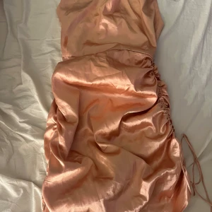 Klänning - Jättefin siden klänning, köpt på secondhand. Använd fåtal gånger, inga fel på den. Skriv gärna vid frågor eller fler bilder🤍