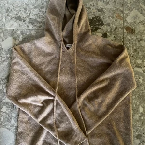 Beige hoodie från Zantiore - Säljer en stilren beige hoodie från Zantiore. Den har en klassisk design med huva och dragsko, perfekt för en avslappnad look. Materialet känns mjukt och bekvämt mot huden. Passar perfekt för kyligare dagar.