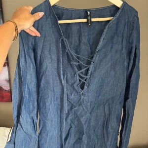 Cool jeansklänning - Snygg jeansklänning från Zara med lång ärm och snörning framtill. Perfekt för fest eller till sommaren. 