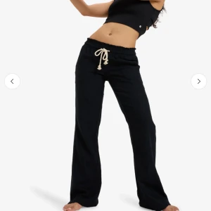 Svarta byxor från Roxy - Snygga svarta byxor Roxy som aldrig blivit använda 💕 55% linne och 45% viskos. Är lite osäker på om de är svarta eller jättemörkblåa men tror de e svarta. Hör av dig vid frågor eller intresse 💕