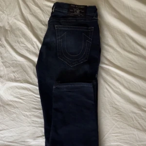 True relgion jeans - mörkblå jeans från True religion i princip oanvända. Omkring  109cm i längd.  78cm längd från grenen.  90cm midja  