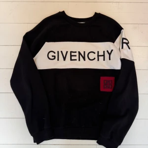 Givenchy Sweatshirt - Snygg svart och vit sweatshirt från Givenchy. Först till kvarn!🙌🏻