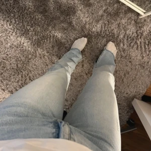 Ljusblå jeans med rak passform - Snygga ljusblå jeans med rak passform och hög midja med slits. 