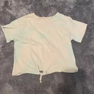 Säljer en kortärmad t-shirt med knyt framtill. Från HM i storlek 140
