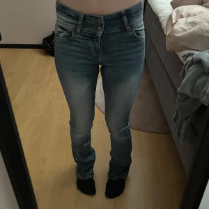 Intressekoll - Intressekoll på dessa as snygga jeans då de inte används så mycket längre. Storlek 32, låg midja och dubbla knappar. Skriv gärna vid intresse! 💞