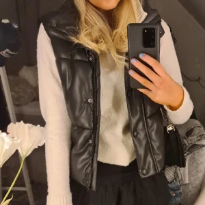 Svart dunväst med knappar - Snygg svart väst med knappar framtill. 