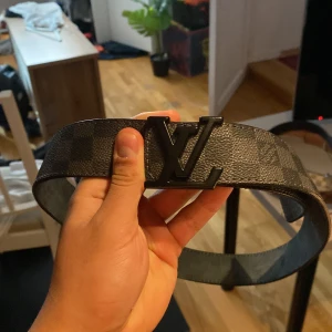Svart och grått bälte  - Tja säljer nu mitt bälte då de inte kommer till användning, inga skador eller repor alls, skick 10/10, pris kan diskuteras bara att fråga