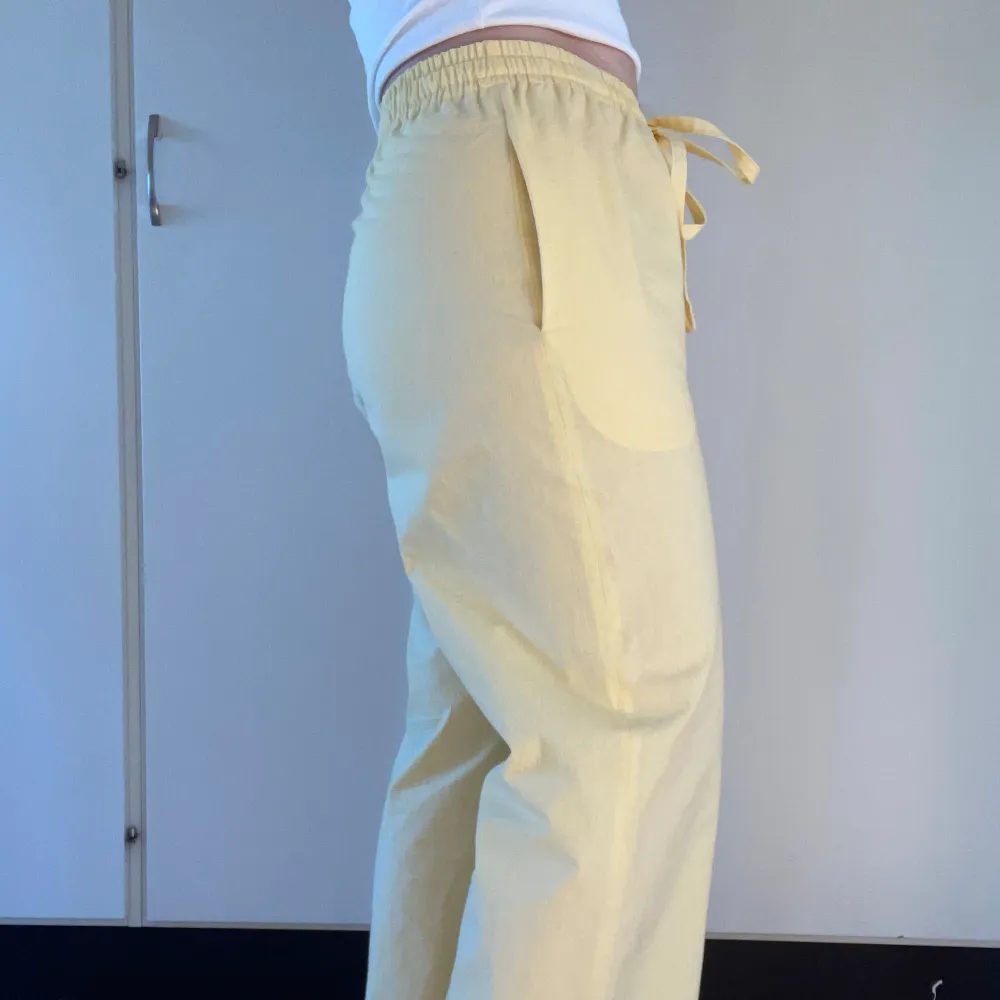 Snygga gula linnebyxor med elastisk midja och knytband. Perfekta för en avslappnad stil med en loose passform - egensydda, aldrig använda! De är lite genomskinliga men med ett par beigea underkläder i syns inget igenom😊 (Färgen liknar mest den på sista bilden). Farkut & Housut.