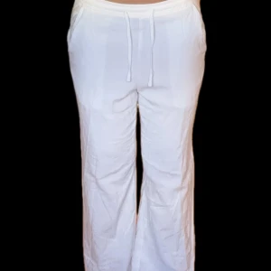 Linnebyxor  - Säljer ett par vita byxor från lager 157 med dragsko i midjan. Byxorna har en loose passform och är tillverkade i ett lätt material, perfekt för en avslappnad stil. De har fickor på sidorna för extra funktionalitet.
