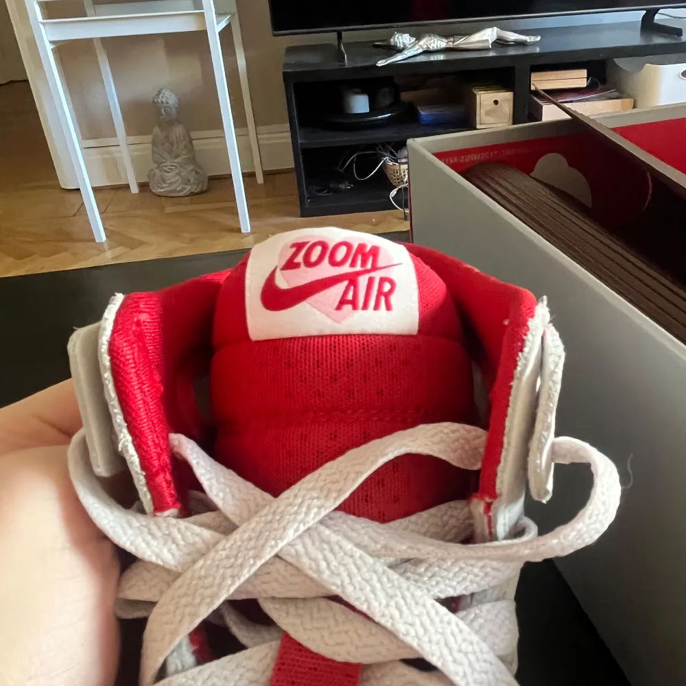 Säljer ett par riktigt snygga Air Jordan 1 Zoom CMFT 2 ‘Valentine’s Day’ sneakers i vitt och rött. De har en klassisk design med snörning och är utrustade med Zoom Air-dämpning för extra komfort – både stil och funktion i ett! Endast använda 1 gång och i nyskick. Nypris ca 1100 kr. Perfekta för dig som vill sticka ut med något unikt! Hör av dig vid frågor eller om du vill se fler bilder.. Kengät.
