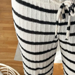 Virkade/ stickade randiga byxor - Trendiga virkade/ stickade randiga byxor från Gina Tricot. Storlek M men passar även S beroende på hur man vill att de ska sitta. Säljer då de är för korta för mig som är 180 🩷