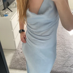 Ljusblå balklänning från Vero Moda - Säljer en ljusblå balklänning från Vero Moda. Klänningen har en smickrande passform och är tillverkad i mjukt polyester. Perfekt för speciella tillfällen. Som bröllop eller studentbal! Aldrig använd, nypris  750kr