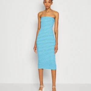 Blå tub klänning -  Perfekt för en somrig look. Klänningen har en tight passform som framhäver figuren.