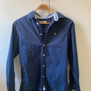 Navy skjorta - En mörkblå skjorta från hm i barn storlek 164 men passar xs. Använda men bra skicka.