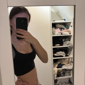 Svart linnetopp från HM - Säljer en svart linnetopp från HM. Toppen har smala axelband och är ganska enkel att styla. Funkar att ha under en hoodie eller som den är på en varm sommardag. Väldigt skönt material och sticks absolut inte. Storlek XS. 🖤