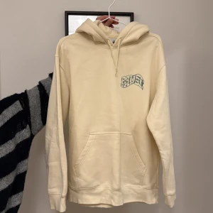 Beige hoodie med tryck - Säljer min oversized beiga hoodie med tryck på både fram och baksidan. Den är knappt använd💕