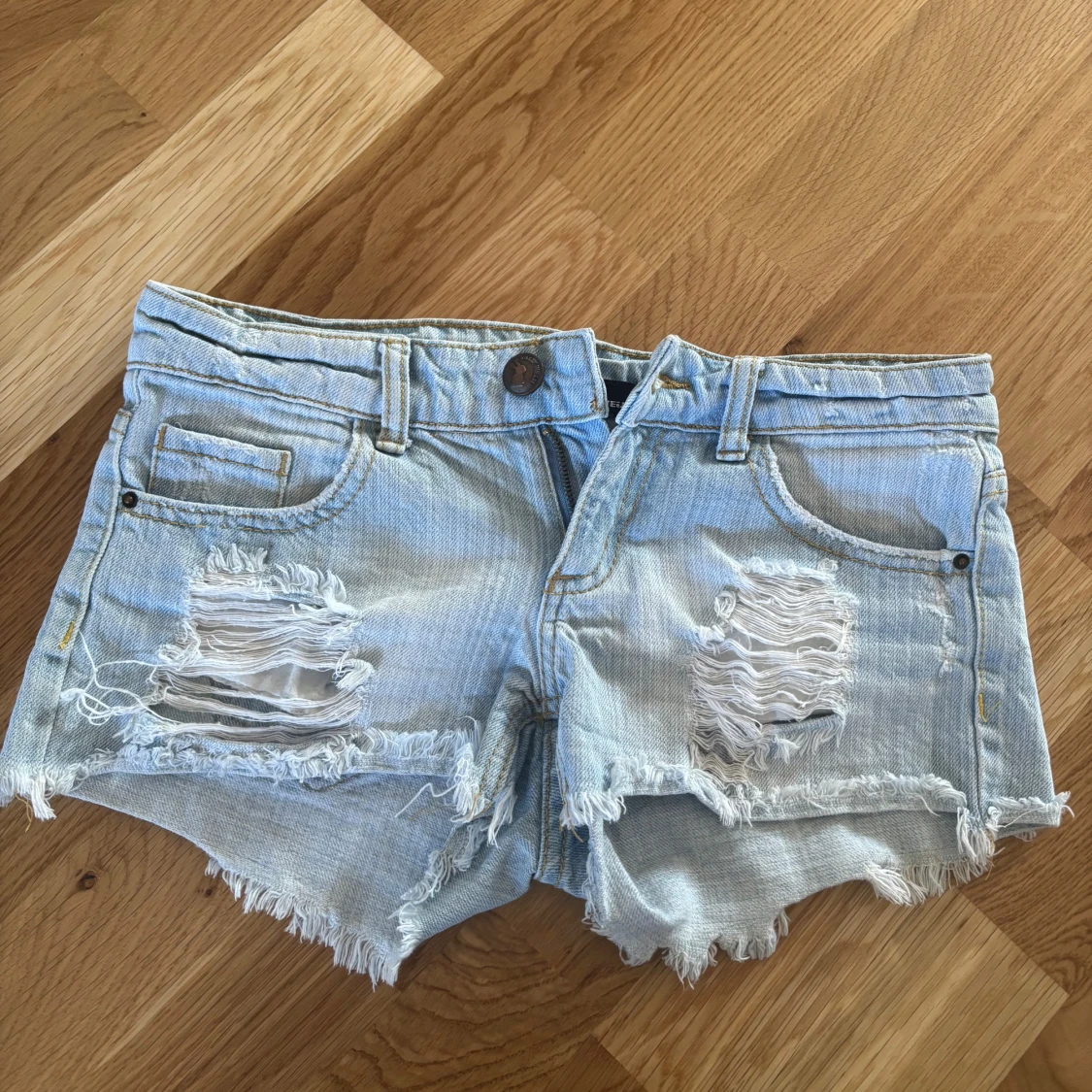 Lågmidjade jeansshorts med slitningar