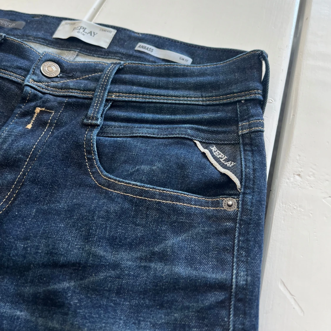 Mörkblå jeans från Replay - 2