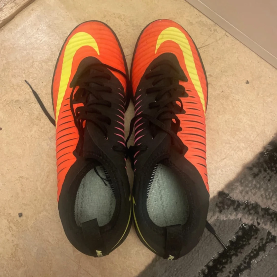 Nike fotbollsskor i orange och gul