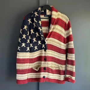 Ralph Lauren USA cardigan  - Säljer nu denna snygga USA koftan från Ralph lauren som är i nyskick utan några defekter. Passar perfekt till våren! Nypris ca 4000kr. 