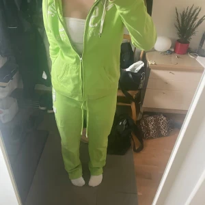 Abercrombie & fitch set - Säljer ett super snyggt Abercrombie and fitch set,byxorna är lågmidjade.Både tröjan och byxorna är i storlek L men sitter mer som s/m.Knappt andvändna och i super bra skick tänker 400 för båda annars kan man köpa antingen byxor eller tröja om man inte vill ha det i sett💕