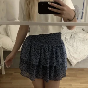 Volangkjol - Säljer denna volangkjol med blått leopardmönster. Perfekt nu till sommaren! Den är i superbra skick, storlek 158-164 men passar bra på mig som vanligtvis har xs. Skulle säga att den även kan passa någon med storlek S beroende på hur lång man vill att den ska vara eftersom den är väldigt strechig. Tveka inte att höra av er vid frågor eller lägga prisförslag