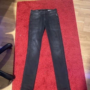 Svarta jeans från Replay - Svarta replay anbass hyperflex. Storlek 28 32. Använda 3 gånger och priset kan sänkas på snabb affär.