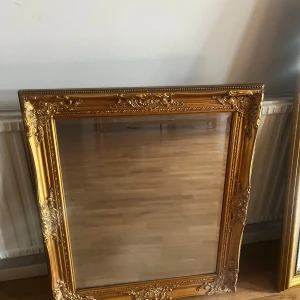 Guld spegel  - En guldfärgad spegel i stl 65x75