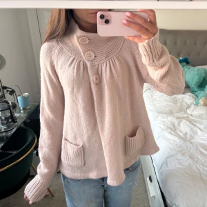 Rosa  stickad kofta med knappar - Snygg och mysig kofta!