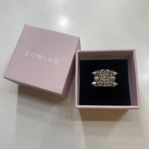 Peak ring Edblad - Säljer denna peak ringen från Edblad i silver eftersom den inte kommer till användning💗 Strl 17,5. Kontakta om du undrar något eller vill diskutera pris💗