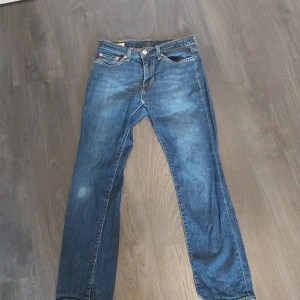 Blåa Jeans - Säljer nu dessa Blåa Levis 511 jeans för de inte passar längre. Det finns en defekt och den hittar du på bild 3. Jag skulle säga att skicket är 9/10. Nypris 1100 mitt pris 225✨️