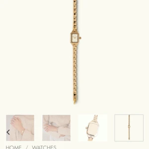 Guldfärgad klocka från Bovou - Elegant guldfärgad klocka från Bovou med en smal länkarmband och rektangulär urtavla. Perfekt för att ge en stilren touch till din outfit. Klockan levereras i original förpackningen då den är helt ny! Köpt av misstag 2 stycken! Ny pris 1395kr. Har verktyg så man kan ta av länkar vid för stor klocka!