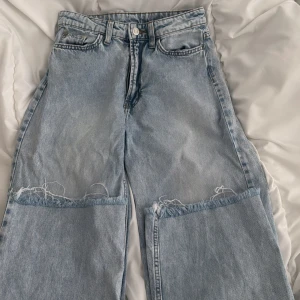 Ljusa jeans  - Säljer ett par ljusa jeans från gina med straight ben. Storlek 34 och kommer inte längre till användning 