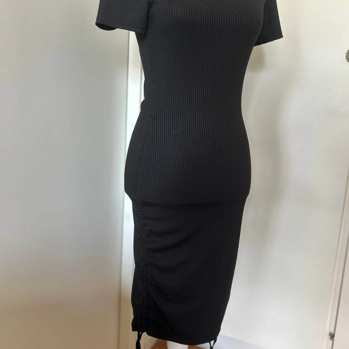 Svart ribbad klänning - 1